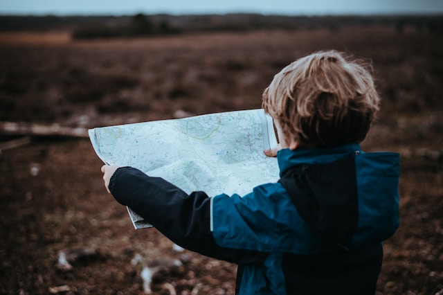 enfant avec un plan